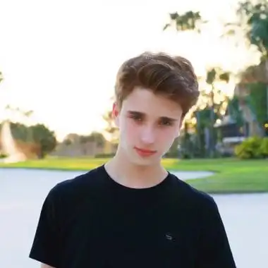 6686体育铁牌作者Lloyd