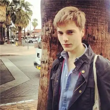 6686体育app铁牌作者Paisley