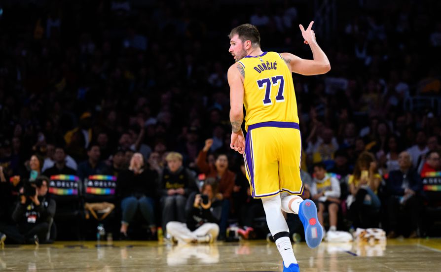 东契奇开赛两场砍92分，连续两场40+10+5历史首人