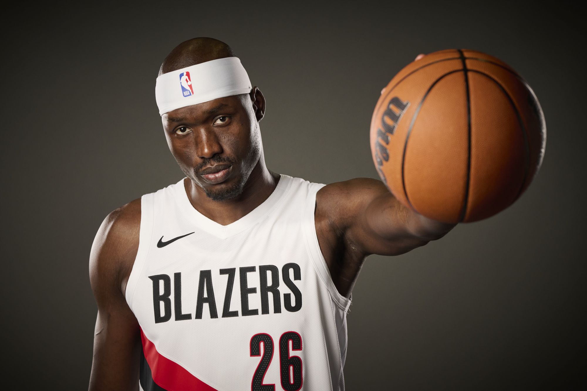 里斯三分球5中4得到12分2助攻0差错，正负值+21全队最高